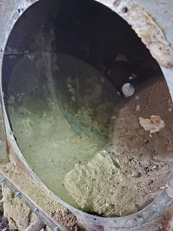 ファン内部スラッジ堆積（清掃前）